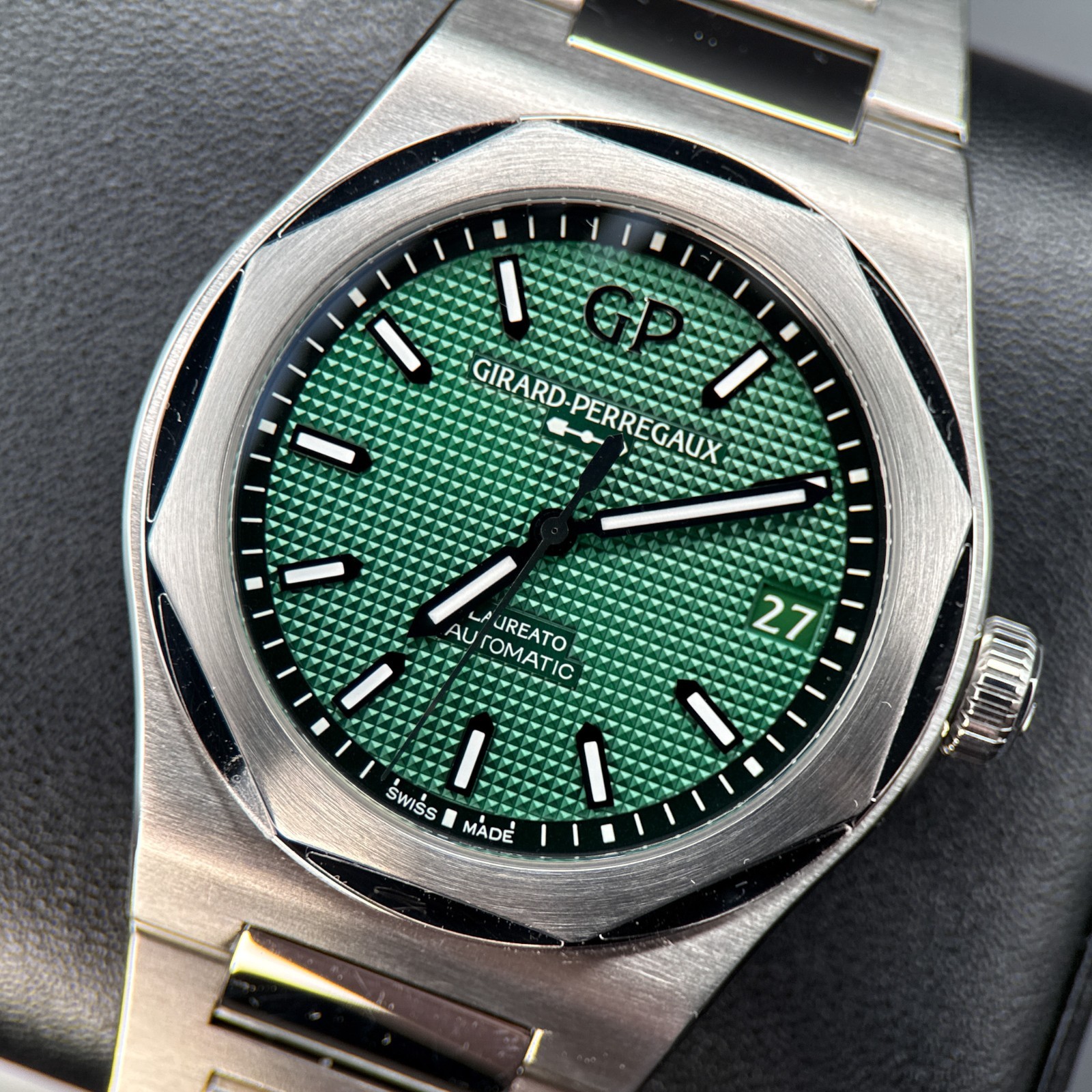Girard-Perregaux Laureato 81010-11-3153-1CM Green Dial Automatic 42mm Watch
