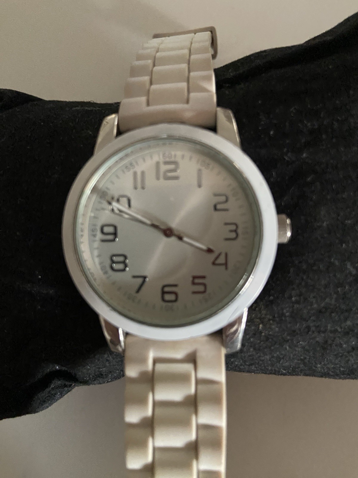 Silver Tone Dial White Dial Round Case 38 mm Rubber Band Watch 9.5 Inch Works