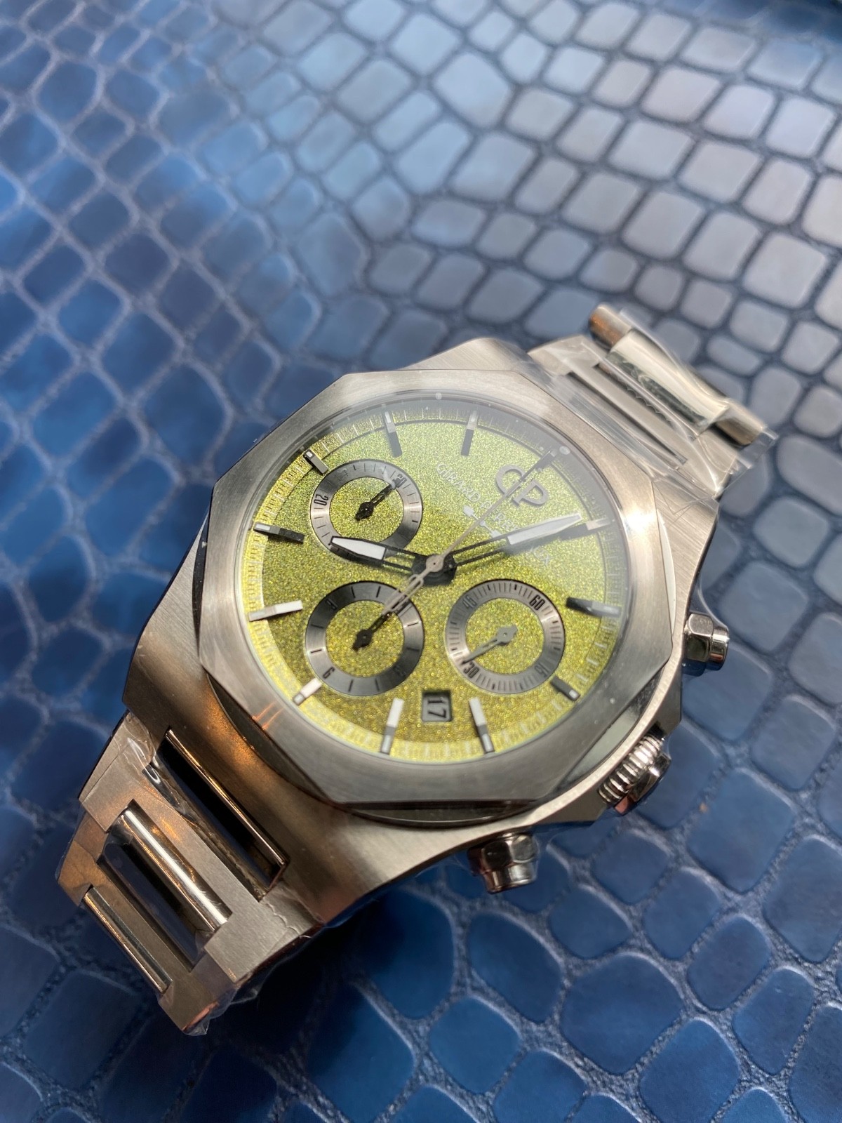 Girard Perregaux Laureato Chronograph Aston Martin 42mm 81020-21-3398-1CM