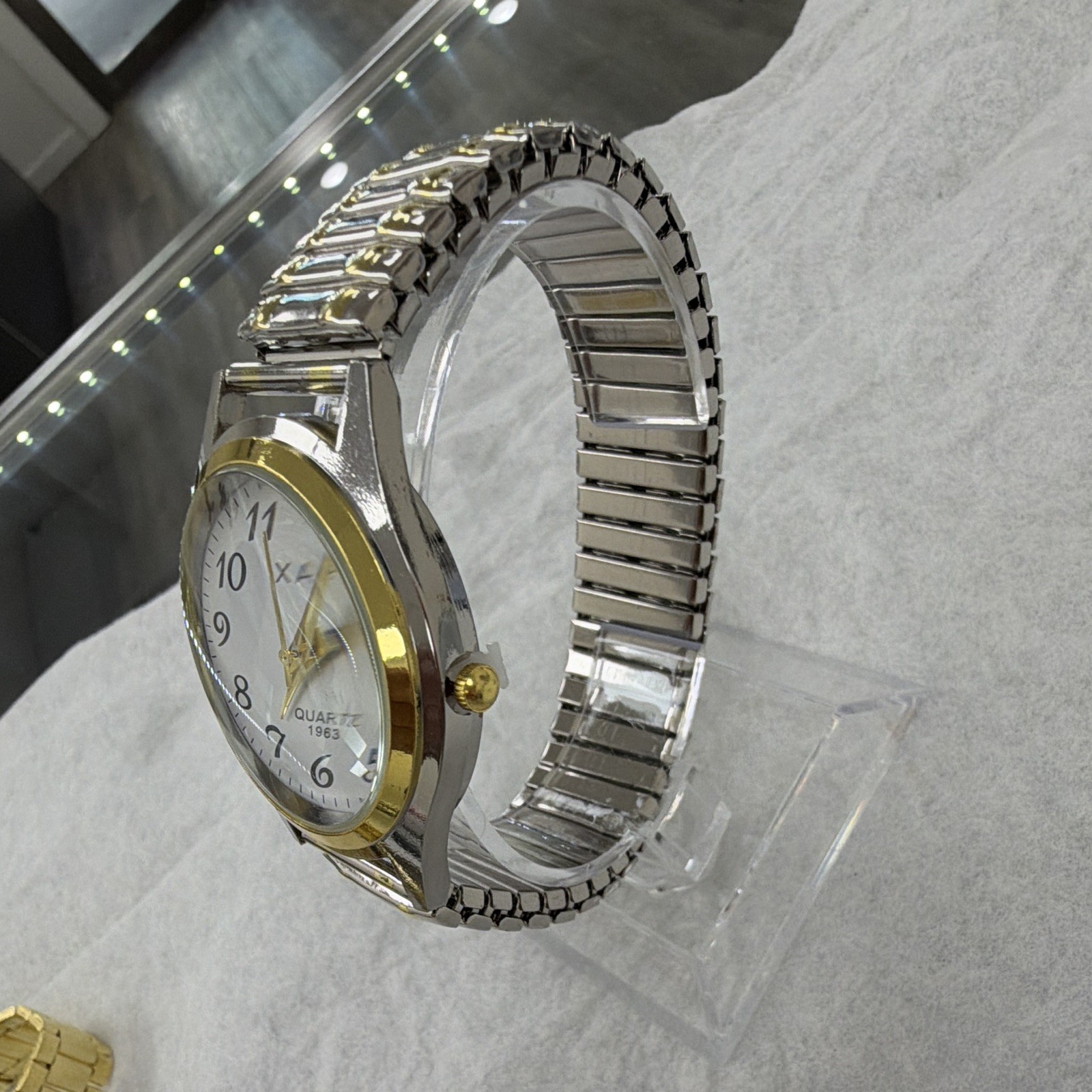 XAPW Quartz Analog Wristwatch White Dial Two-Tone Metal Stretch Bracelet