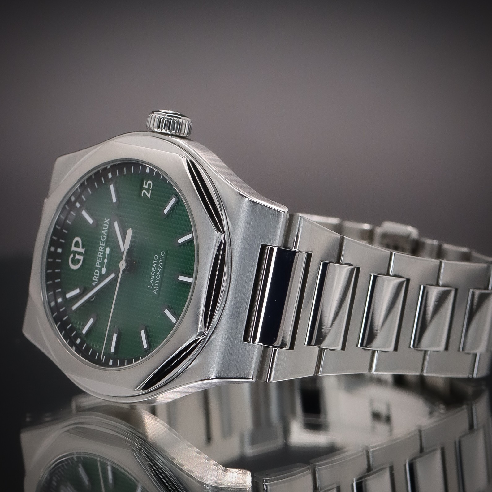 GIRARD-PERREGAUX Laureato 42 “Sunray Green” | Ref. 81010-11-3153-1CM | Full Set