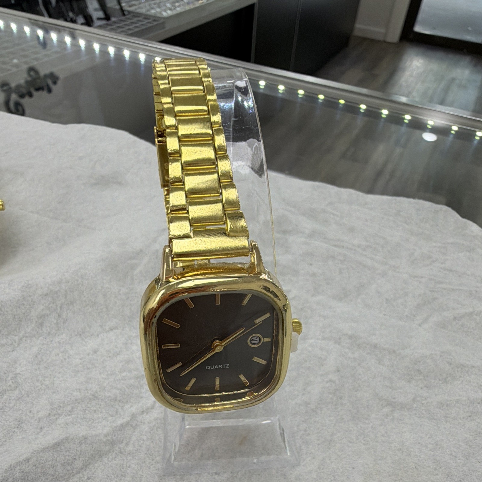 Vintage Quartz Analog Dress Wristwatch Gold Tone Cushion Case Black Dial Date
