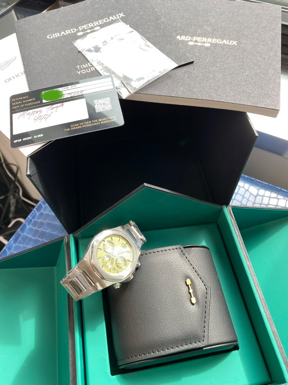 Girard Perregaux Laureato Chronograph Aston Martin 42mm 81020-21-3398-1CM