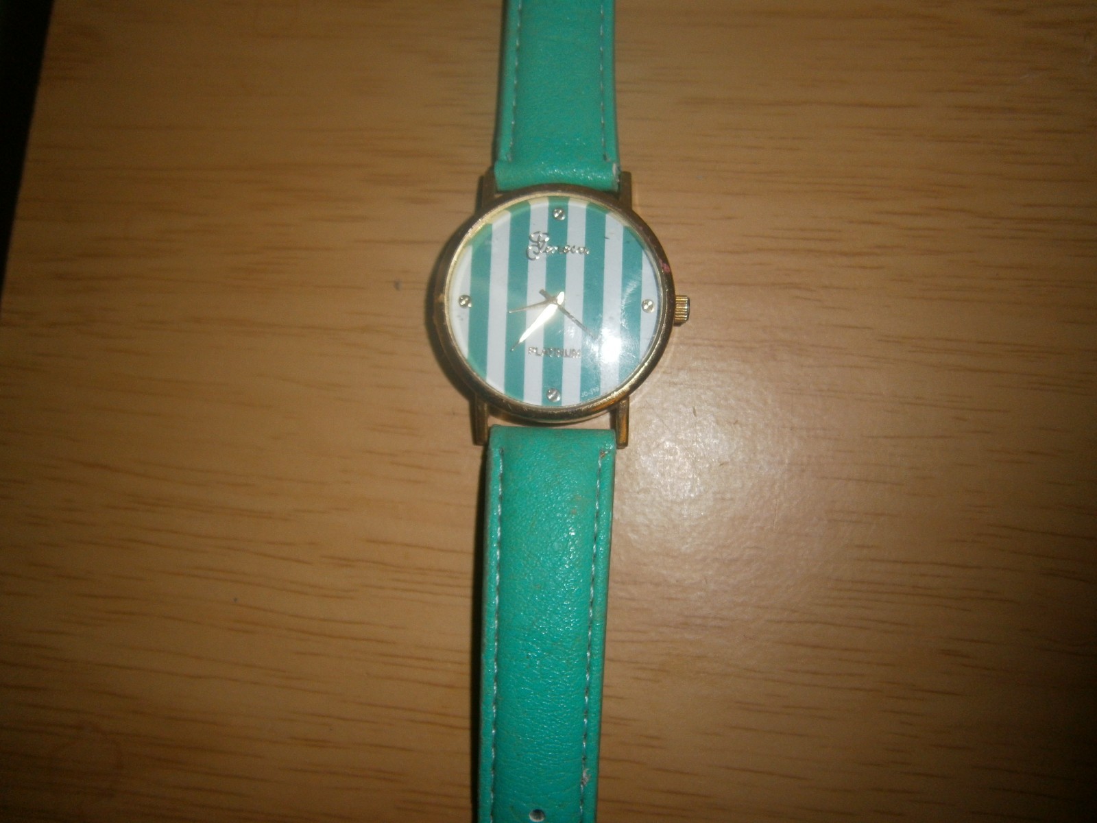 Late 2000’s green leather ‘Geneva Platinum’ ladies quartz watch.23.7cm(E24WB)